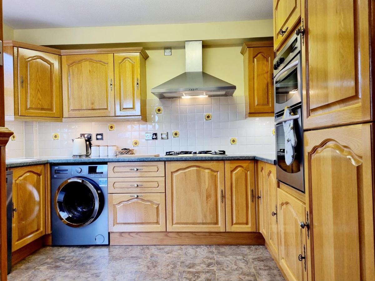 Inverness City 3 Bedroom House Free Parking ภายนอก รูปภาพ